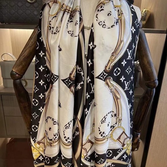 ๐โจAUTHENTICโจ๐Louis Vuitton scarf - Picture 1 of 3